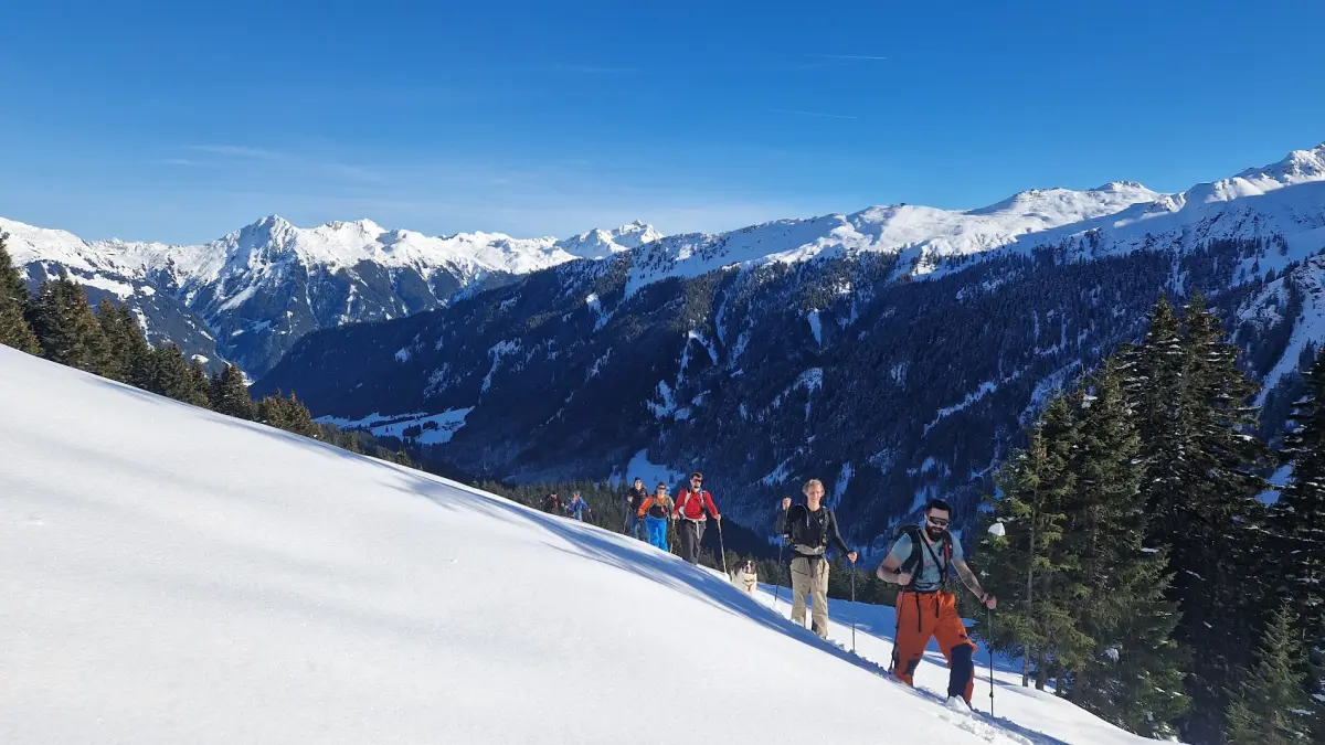 Splitboard-Einsteiger bei einem Camp im Montafon